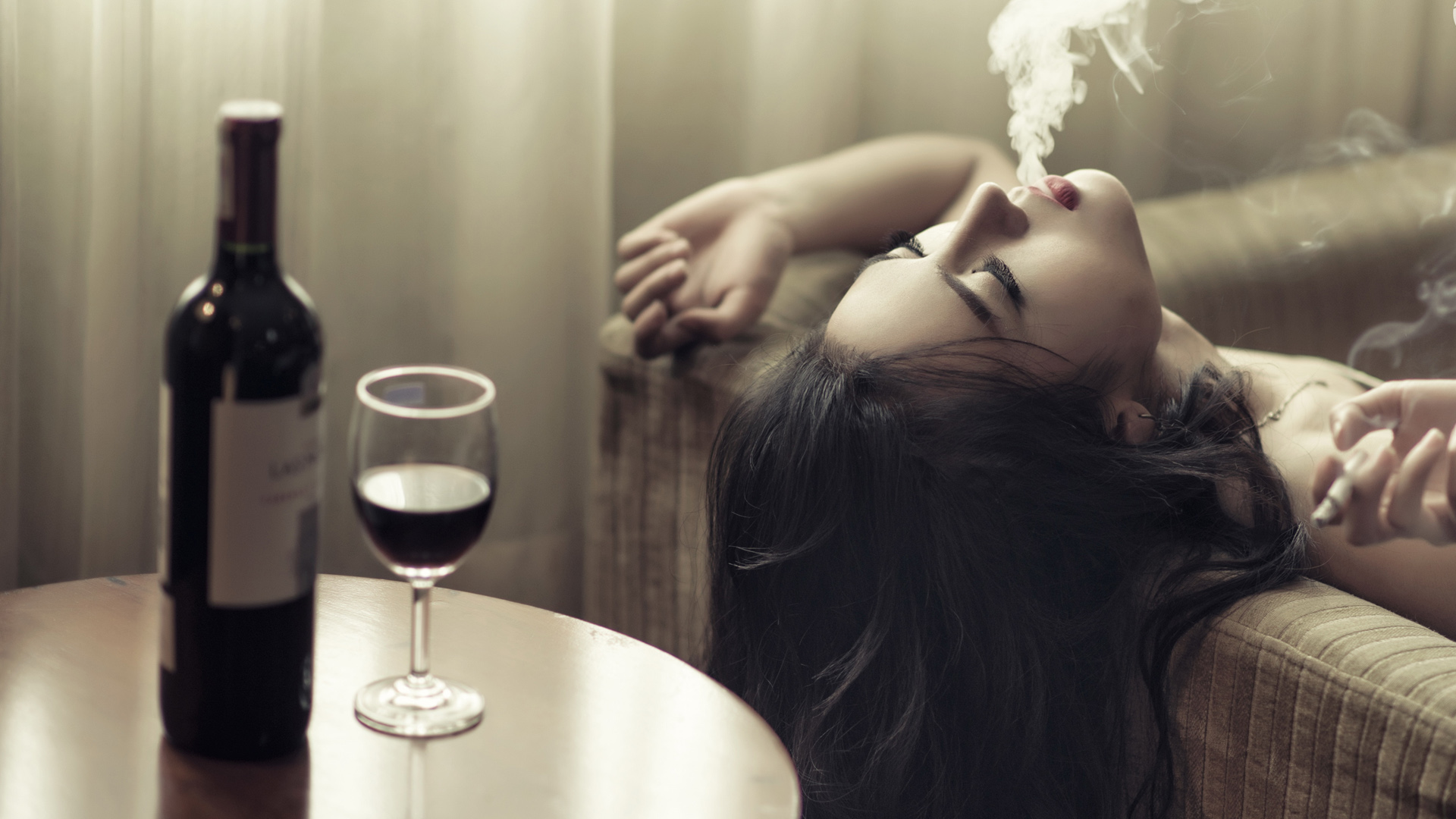 吸烟的美女,心情,沙发,葡萄酒,桌面壁纸
