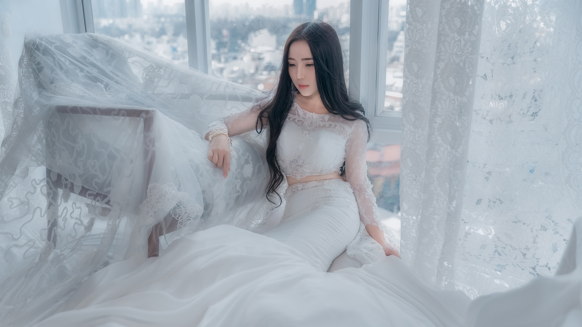 美女新娘白色婚纱礼服壁纸