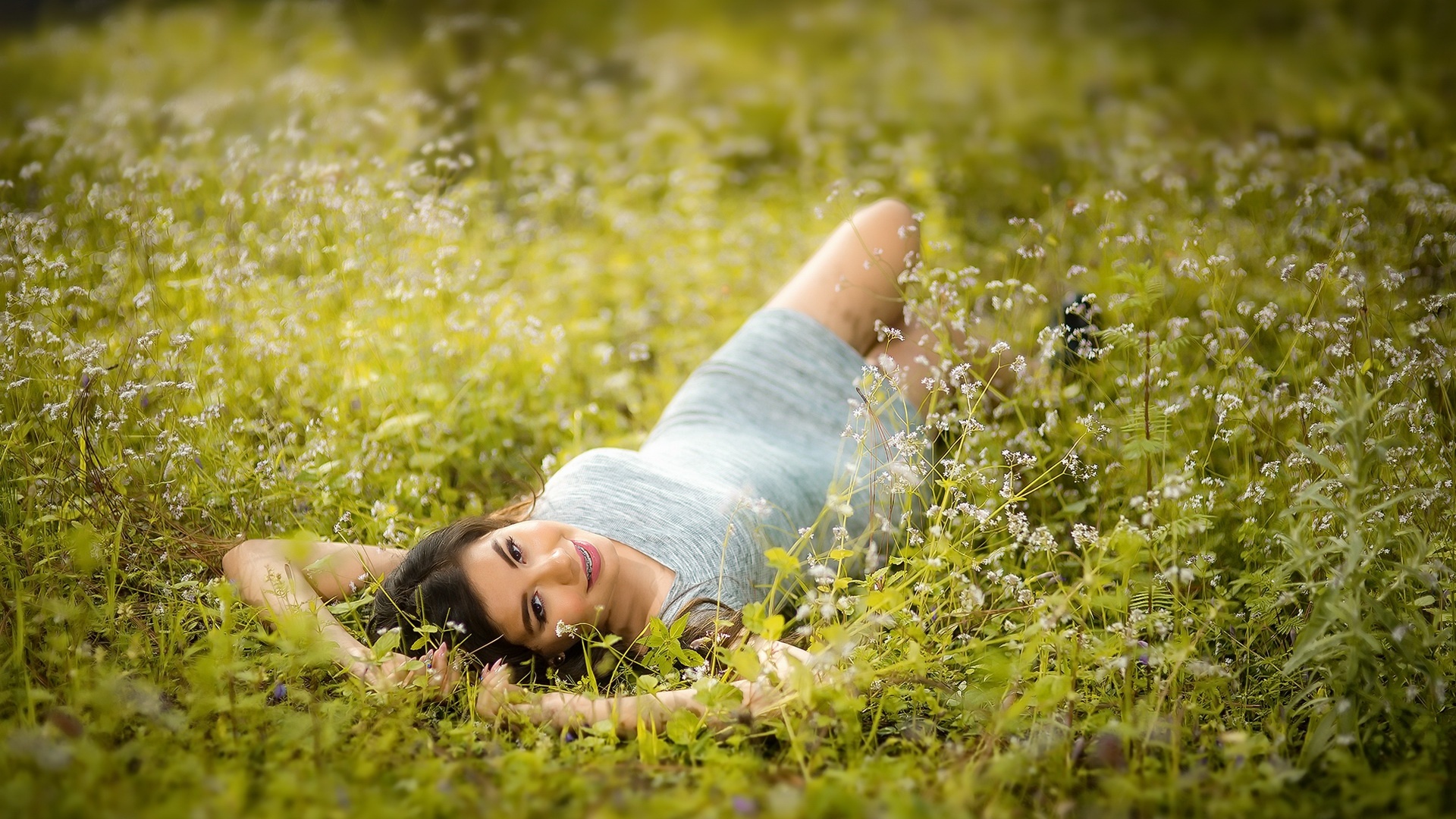 夏天躺在草地上的女孩鲜花植物桌面壁纸