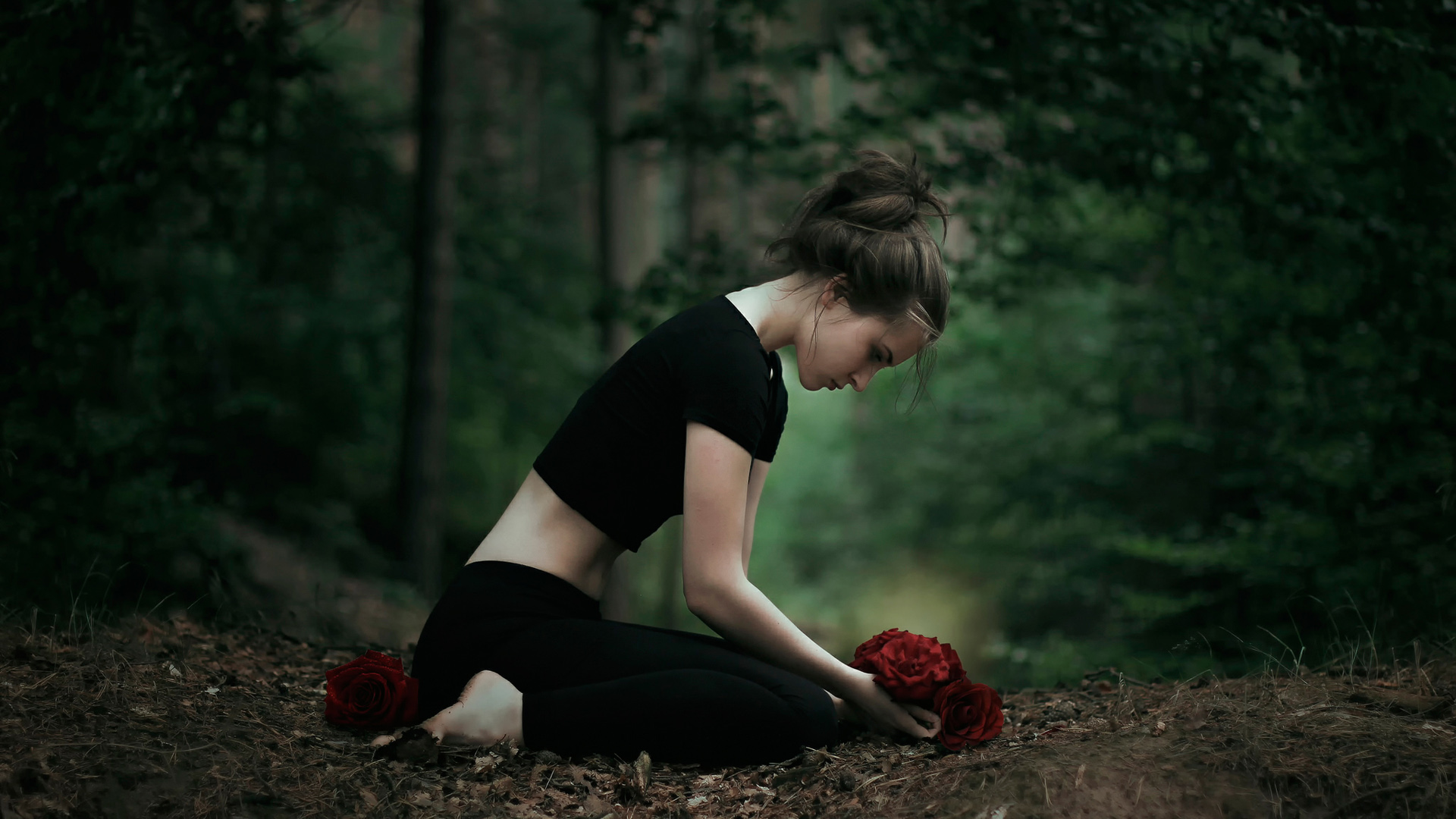 森林美女,姿势,黑色礼服,玫瑰花,唯美桌面壁纸