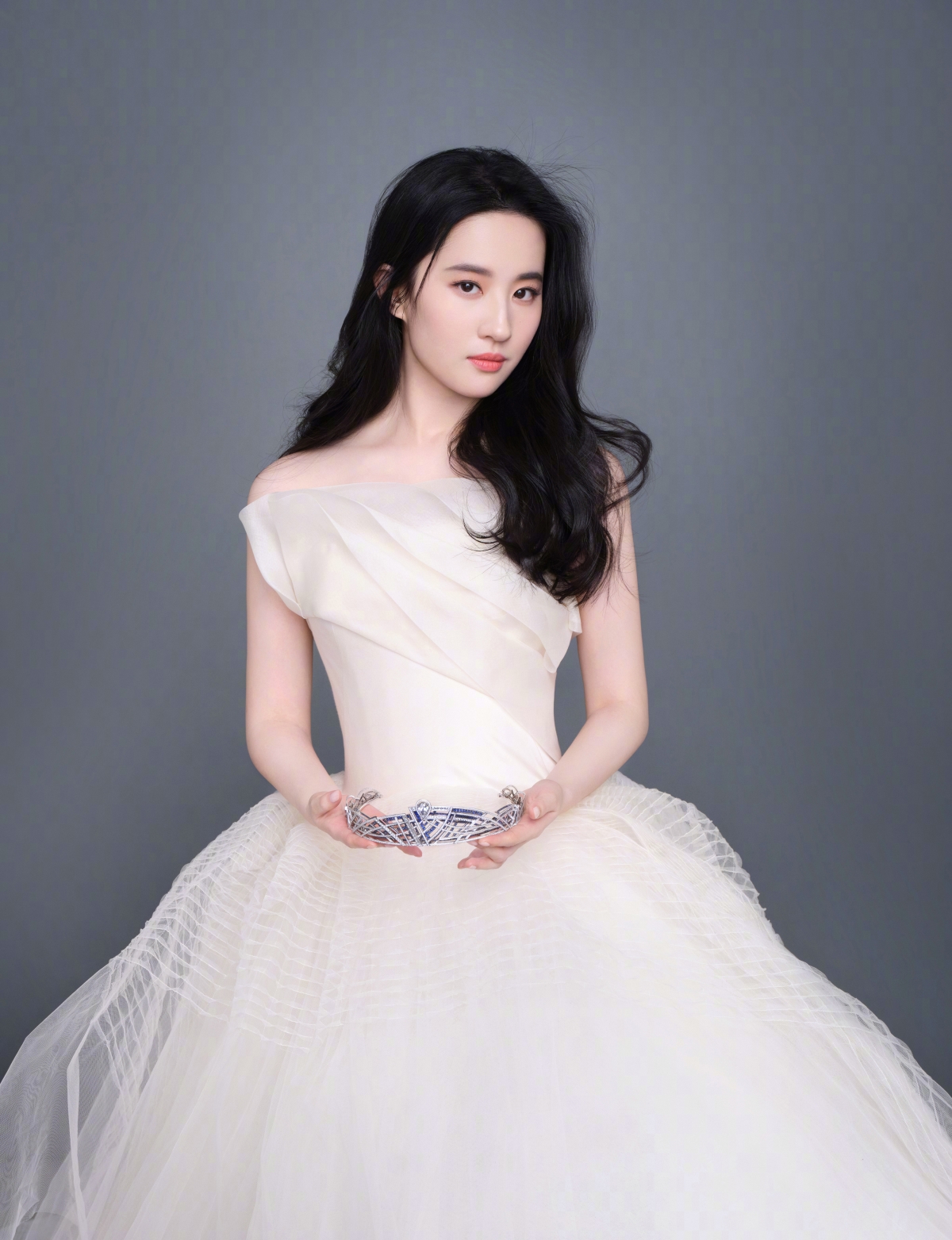 刘亦菲白色长裙礼服4k全面屏高清手机壁纸