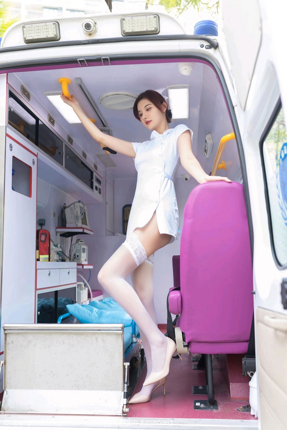 [XiuRen秀人网]No.2959_女神就是阿朱啊三亚旅拍救护车主题护士情趣制服完美诱惑写真78P